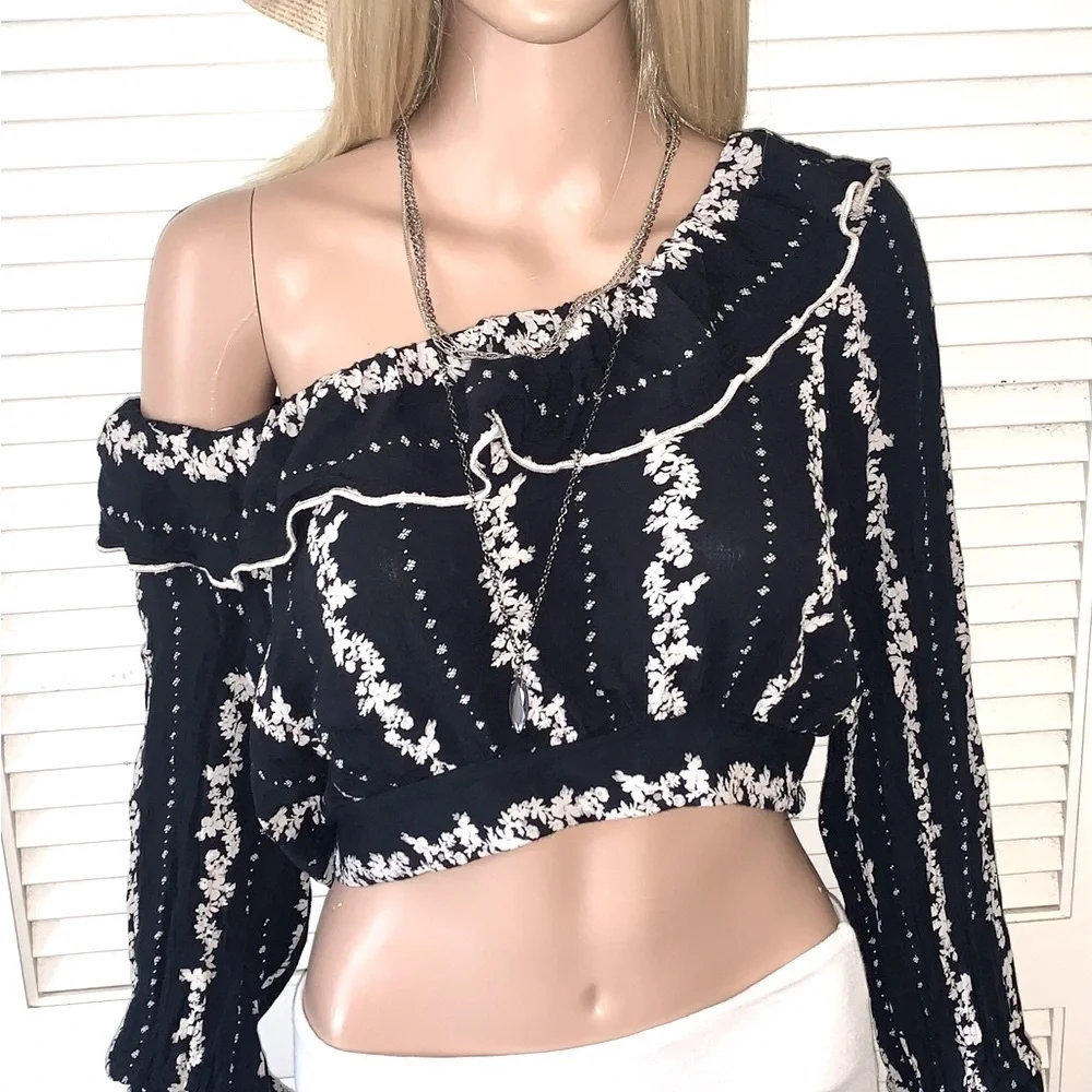 Free People ruffled long sleeve crop blouse Navy Blue and off white Large